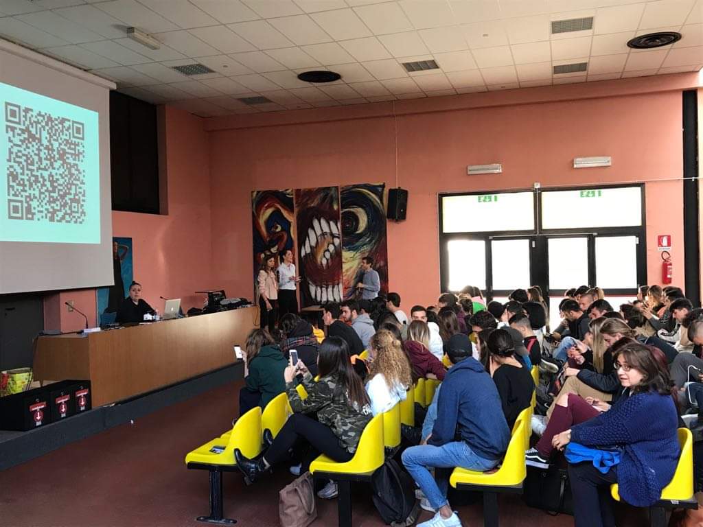 A fianco, un'immagine del setting